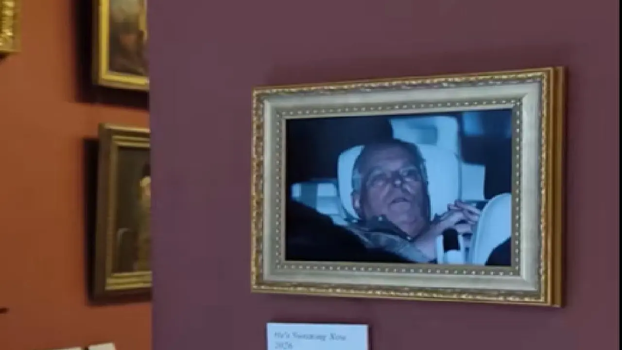 Foto Eks Pangeran Andrew Pasca-penangkapan Tergantung di Museum Louvre, Siapa Pelakunya?