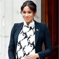 Meghan Markle dengan gaun monokrom. (dok.Instagram @meghanmarkleofficial/https://www.instagram.com/p/Bu1mlDhFE3E/Henry