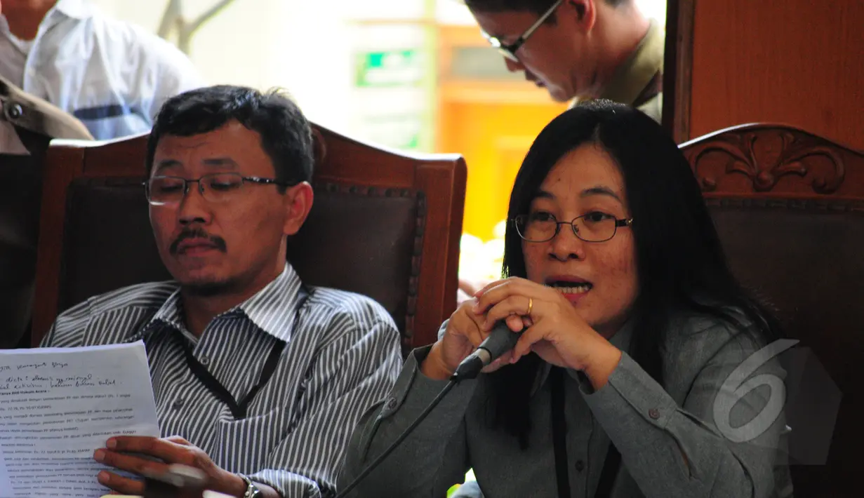Tim penasehat hukum KPK mengajukan pertanyaan kepada saksi ahli, pakar hukum pidana Yahya Harahap saat sidang lanjutan praperadilan Suryadharma Ali (SDA) di PN Jakarta Selatan, Senin (6/4/2015).(Liputan6.com/Yoppy Renato) 
