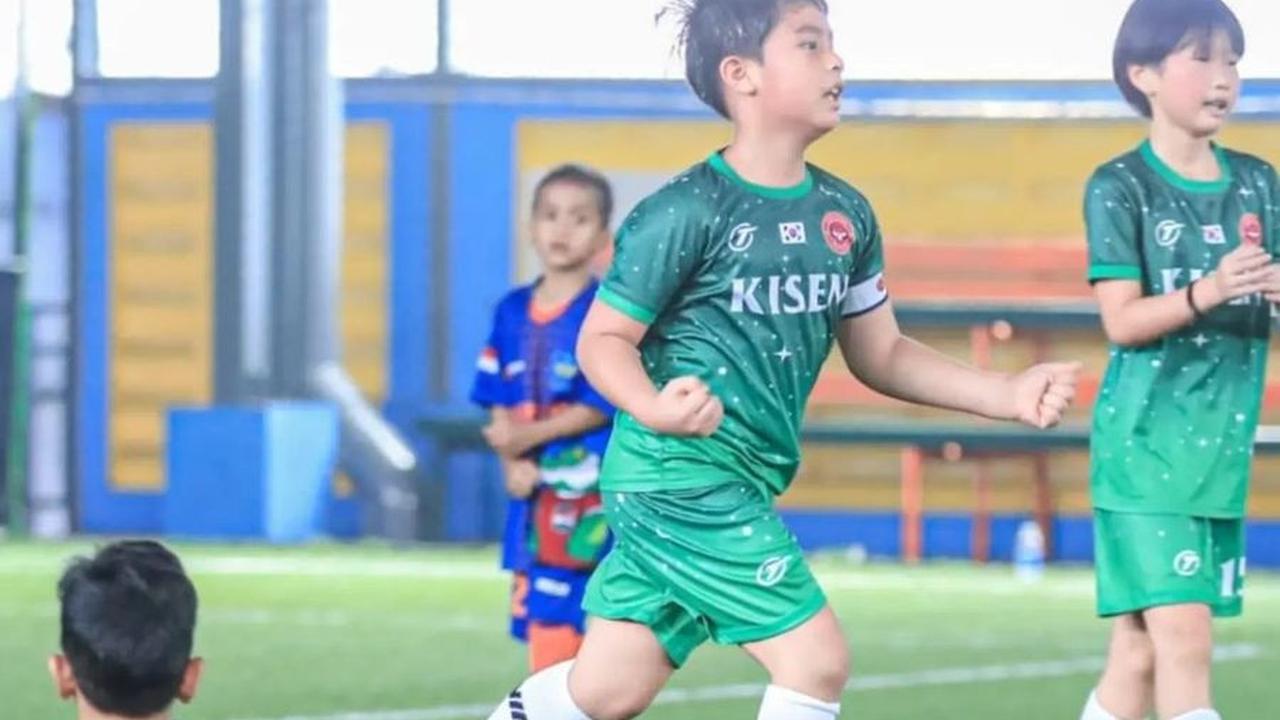 Judeo tampak asyik dan seru saat bermain, menunjukkan keseriusan dalam menjalani olahraga yang ia sukai. Potret ini diabadikan oleh Judika sebagai wujud rasa sayangnya kepada putranya.<br>