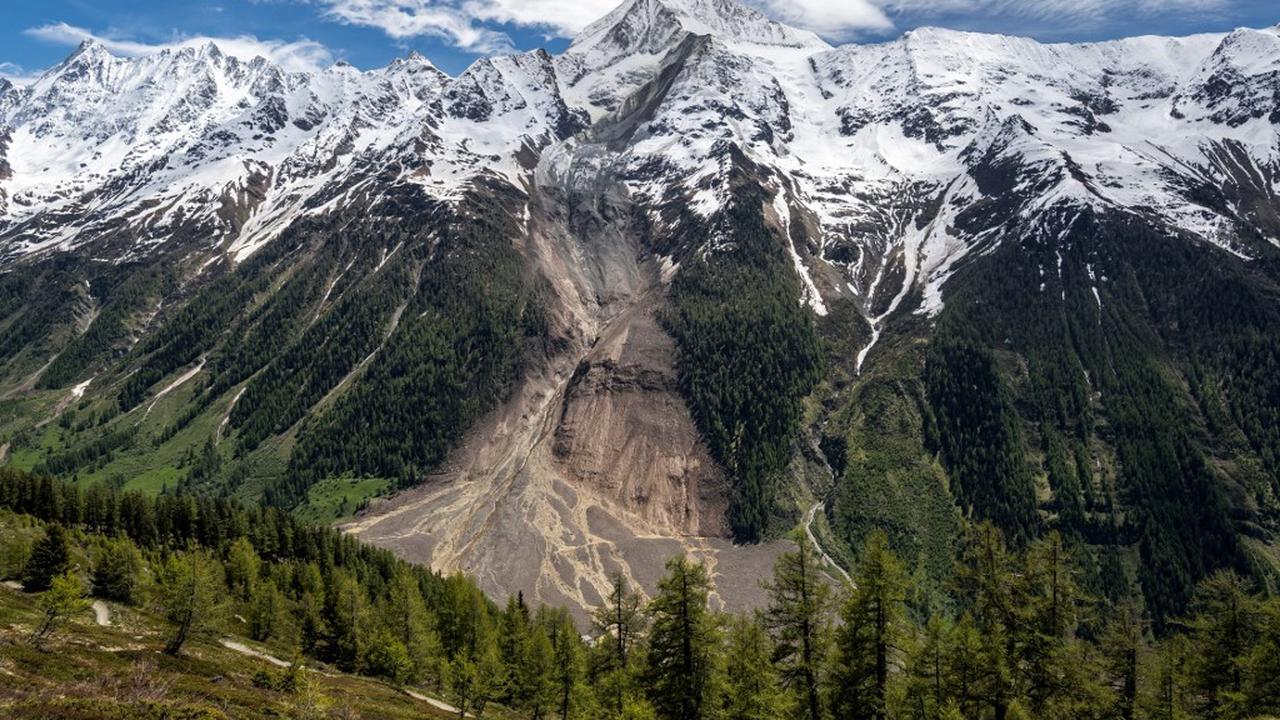Kondisi desa terindah di Swiss terkubur reruntuhan gletser Pegunungan Alpen