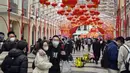 Pelancong asal China berjalan-jalan di daerah kantong China, Makau, 17 Januari 2023. Ledakan pariwisata China yang diharapkan selama liburan Tahun Baru Imlek minggu depan tampaknya akan lebih cepat terjadi. (Peter PARKS/AFP)