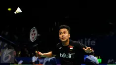 Pebulutangkis tunggal putera Indonesia, Anthony S Ginting mengejar bola saat melawan Jan O Jorgensen (Denmark) di BCA Indonesia Open 2016, Istora Senayan Jakarta, Rabu (1/6/2016). Anthony S Ginting kalah 20-22, 23-25. (Liputan6.com/Helmi Fithriansyah)