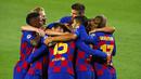 Para pemain Barcelona, merayakan gol yang dicetak oleh Clement Lenglet ke gawang Napoli pada laga Liga Champions di Stadion Camp Nou, Sabtu (8/8/2020). Barcelona menang 3-1 atas Napoli. (AP/Joan Monfort)