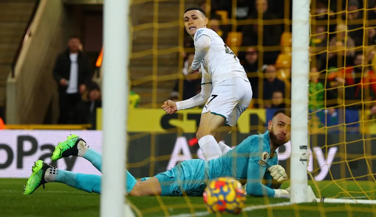 Pemain Manchester City Phil Foden melihat gol dianulir karena offside saat melawan Norwich City pada pertandingan sepak bola Liga Inggris di Stadion Carrow Road, Norwich, Inggris, 12 Februari 2022. Manchester City menang 4-0. (Adrian DENNIS/AFP)