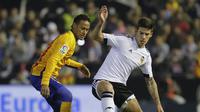 Penyerang Barcelona, Neymar (kiri), mencoba merebut bola dari kaki Santi Mina di Estadio Mestalla, Minggu (6/12/2015) dini hari WIB. (Reuters/Heino Kalis)