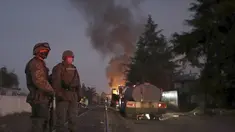 Tentara berjaga dekat lokasi kebocoran gas yang terbakar setelah serangkaian ledakan di sebuah lingkungan di Puebla, Meksiko, Minggu (31/10/2021). Penyadapan ilegal pada saluran gas diduga menjadi penyebab ledakan yang menewaskan satu orang dan melukai lebih dari selusin. (AP Photo/Pablo Spencer)