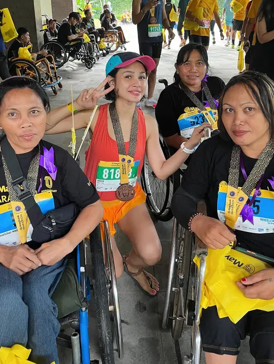 Pelantun “Detik Tak Bertepi” dan “Metamorfosa” kemudian menjelaskan alasan mengambil rute terpendek. Rupanya, Andien tak ada persiapan memadai untuk menempuh jarak 42 km. “Sengaja ngambil yang 10k karena jujur tak ada persiapan dan pengin seru-seruan ahahah,” beri tahu Andien yang dikenal rajin berlatih pilates dan buteyko breathing exercise. (Foto: Dok. Instagram @andienaisyah)