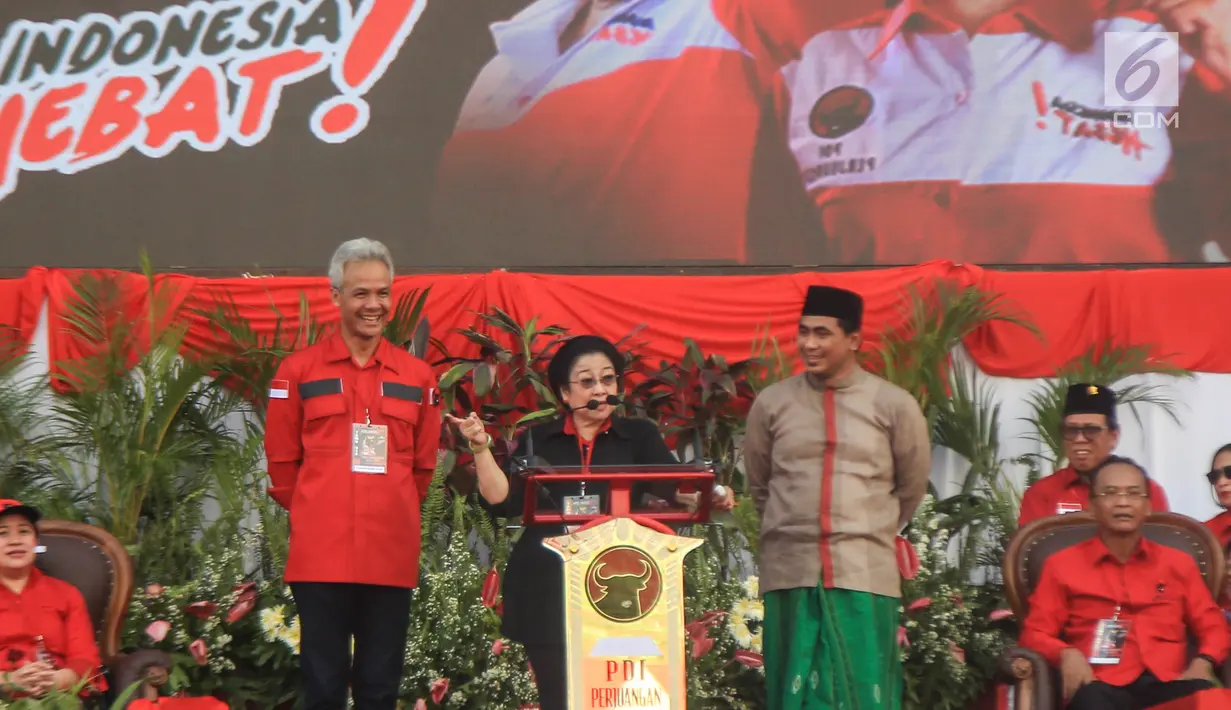Ketua Umum PDI Perjuangan Megawati Soekarno Putri dan Cagub Jawa Tengah, Ganjar Pranowo saat menghadiri Apel Siaga PDI Perjuangan Setia Megawati, Setia NKRI di Stadion Manahan, Solo, Jawa Tengah, Jumat (11/5). (Liputan6.com/HO/Ivan)