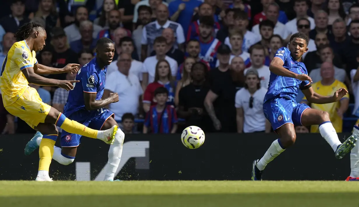 Pemain Crystal Palace, Eberechi Eze mencetak gol ke gawang Chelsea pada laga lanjutan Liga Inggris 2024/2025 yang berlangsung di Stamford Bridge, London, Inggris, Minggu (01/09/2024). (AP Photo/Frank Augstein)