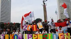 Sejumlah relawan calon presiden dan wakil presiden nomer urut dua berkumpul di Bundaran HI, Jakarta, Rabu (9/7/2014) (Liputan6.com/Miftahul Hayat)