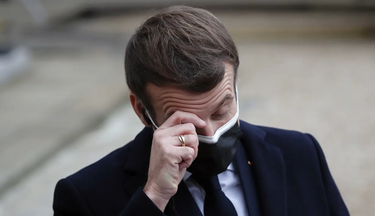 Presiden Prancis Emmanuel Macron saat mendengarkan pidato Perdana Menteri Portugis Antonio Costa di Paris (16/12/2020). Presiden Prancis Emmanuel Macron dinyatakan positif COVID-19, Istana kepresidenan Elysee mengumumkan pada hari Kamis (17/12). (AP Photo/Francois Mori)