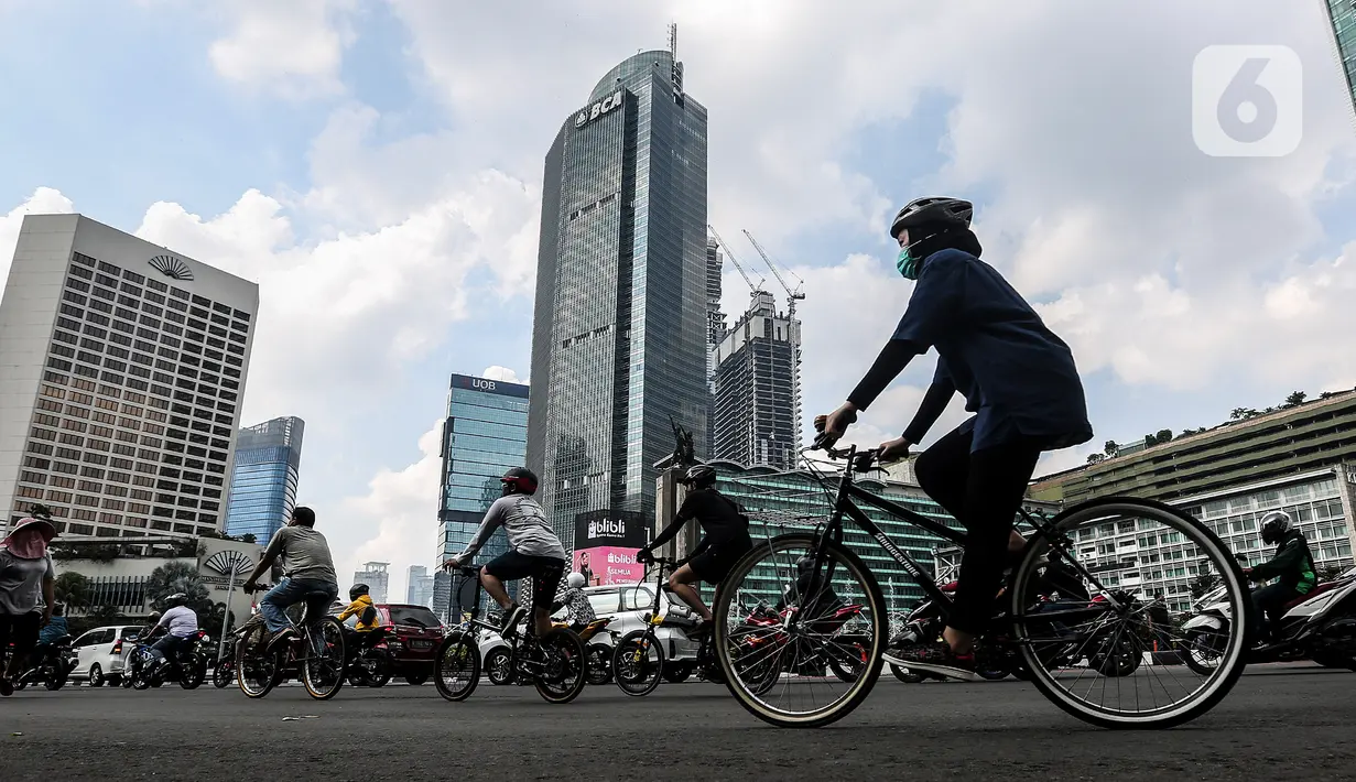 Warga bersepeda di kawasan Thamrin, Jakarta Pusat, Minggu (15/11/2020). Di masa PSBB transisi Jakarta, warga tetap melakukan aktivitas olahraga, khususnya bersepeda yang kini banyak diminati bahkan menjadi tren. . (Liputan6.com/Johan Tallo)