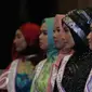 Finalis Puteri Muslimah Indonesia 2016 berpose seusai jumpa pres Puteri Muslimah Indonesia 2016  di SCTV Tower, Jakarta, Selasa (03/05). 20 finalis Puteri Muslimah akan mengikuti kegiatan karantina di Jakarta. (Liputan6.com/Herman Zakharia)