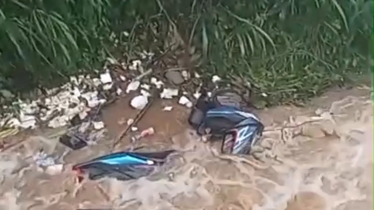 Sepeda Motor Terbawa Arus