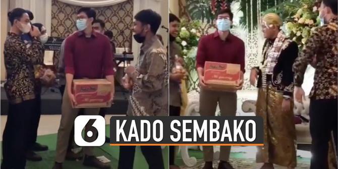 VIDEO: Pengantin Dikado Sembako oleh Temannya Saat Resepsi
