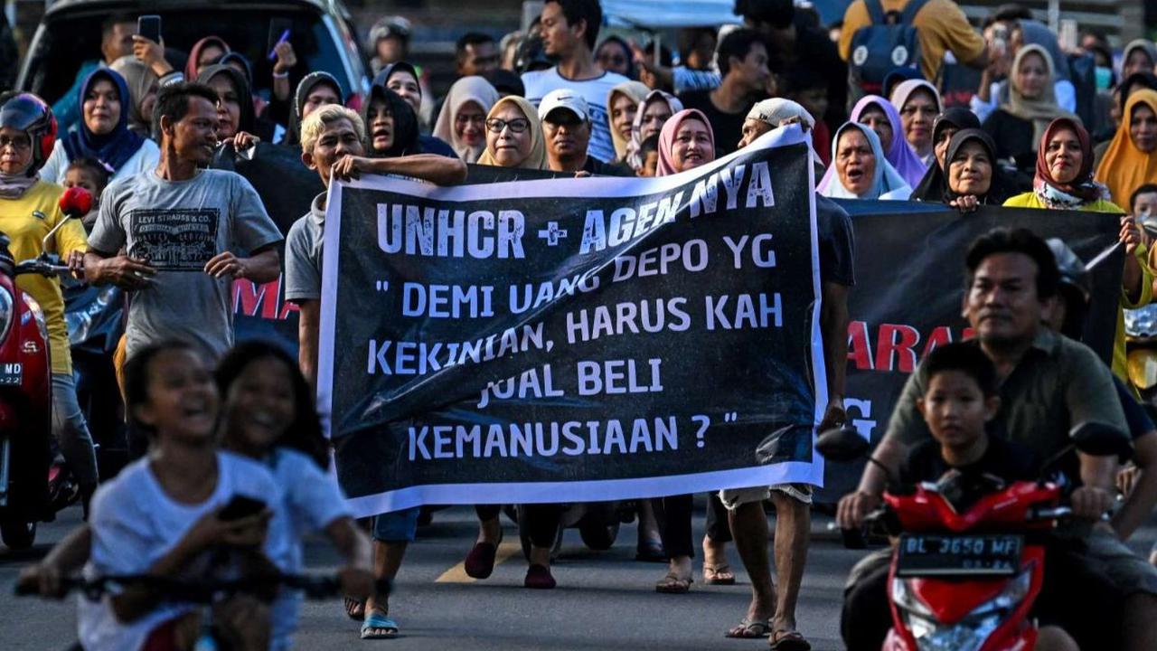 Kedatangan ribuan pengungsi Rohingya ke Aceh sejak November 2023 lalu masih menimbulkan penolakan dari warga setempat. Pada Senin (19/12/2023) kemarin, ratusan warga berunjuk rasa di pusat kota Sabang, Aceh.