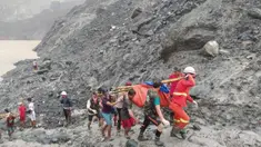 Para penyelamat mengangkut jasad seorang korban usai terjadinya insiden tanah longsor di lokasi penambangan batu giok di Hpakant, Negara Bagian Kachin, Myanmar (2/7/2020). Tanah longsor diakibatkan hujan monsun di Negara Bagian Kachin, Myanmar tersebut. (Xinhua/Departemen Pemadam Kebakaran Myanmar)