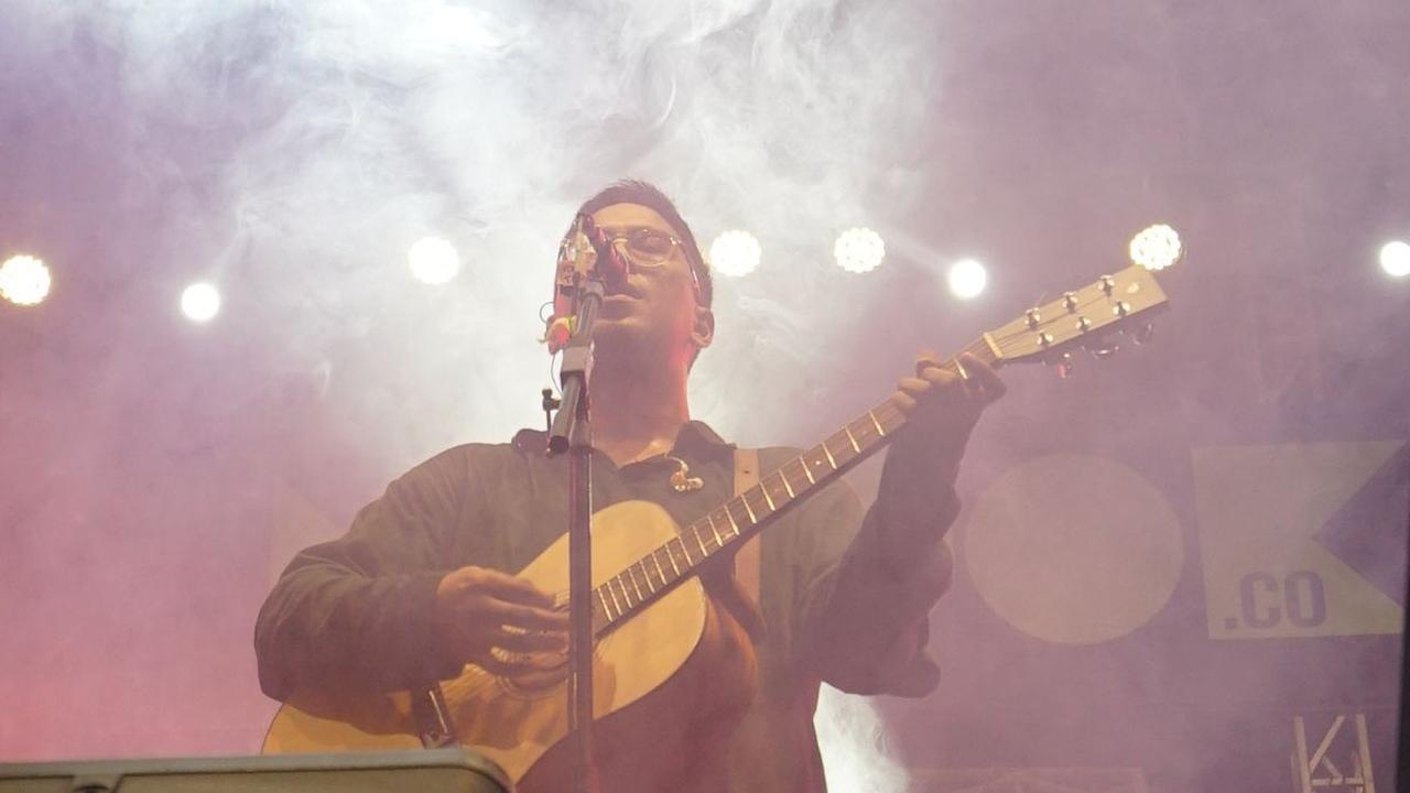 Band bergenre Britpop ini berhasil membuat para pendengar setia ikut bernyanyi bersama.