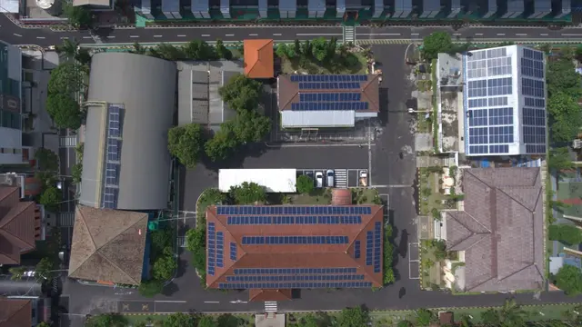 PLN Bali berkomitmen dalam penambahan kapasitas pembangkit berbasis energi baru terbarukan (EBT) dengan membangun Pembangkit Listrik Tenaga Surya (PLTS) atap berkapasitas 489,72 kilowatt peak (kwp). (Dok PLN)