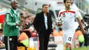 Iran dan Nigeria harus puas bermain imbang 0-0. Tampak, pelatih Nigeria, Stephen Keshi (kiri) terlihat memberikan arahan kepada timnya saat berlaga di babak penyisihan Piala Dunia Grup F, Baixada Arena, Brasil, (17/6/2014). (AFP PHOTO/Jewel Samad)