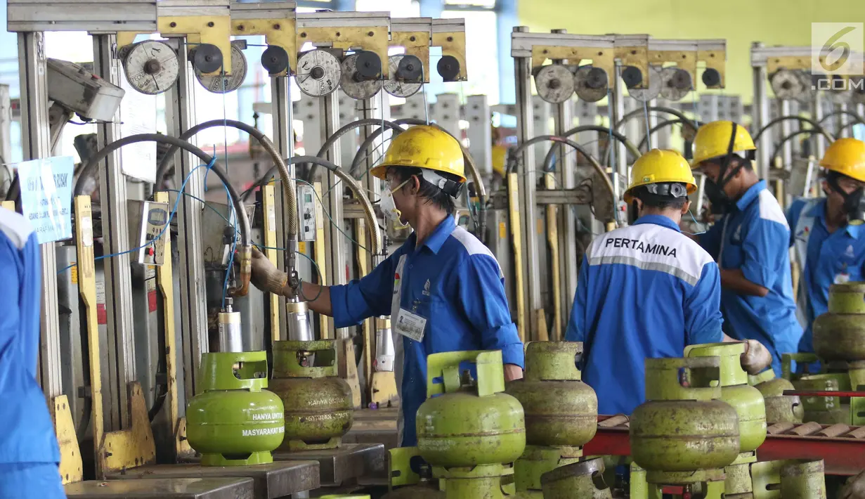 Pekerja mengisi LPG ke tabung Elpiji 3 kg di Depot LPG Tanjung Priok, Jakarta, Senin (21/5). Kenaikan permintaan tersebut dibandingkan konsumsi normal pada 2018 yaitu sebesar 10,1 persen untuk produk Elpiji bersubsidi 3 Kg. (Liputan6.com/Angga Yuniar)