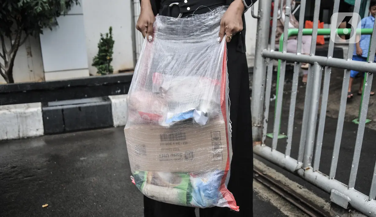 Produk pangan bersubsidi yang dibeli warga di Food Station Cipinang, Jakarta Timur, Kamis (8/9/2022). Sembako murah atau pangan subsidi ini hanya diperuntukkan bagi pemegang Kartu Jakarta Pintar (KJP) Plus, KLJ, KAJ, KPDJ dan lainnya. (merdeka.com/Iqbal S Nugroho)
