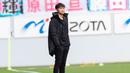 Setelah itu, Kenta Kawai yang tak bisa membawa Sagan Tosu keluar dari zona degradasi juga harus angkat koper. (Dok. J League)