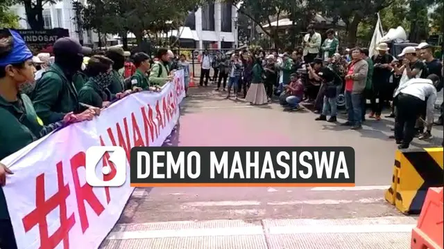Puluhan mahasiswa mulai menggelar di depan Istana Merdeka. Mereka menuntut adanya dialog dengan Presiden Jokowi terkait penerbitan Perppu KPK.