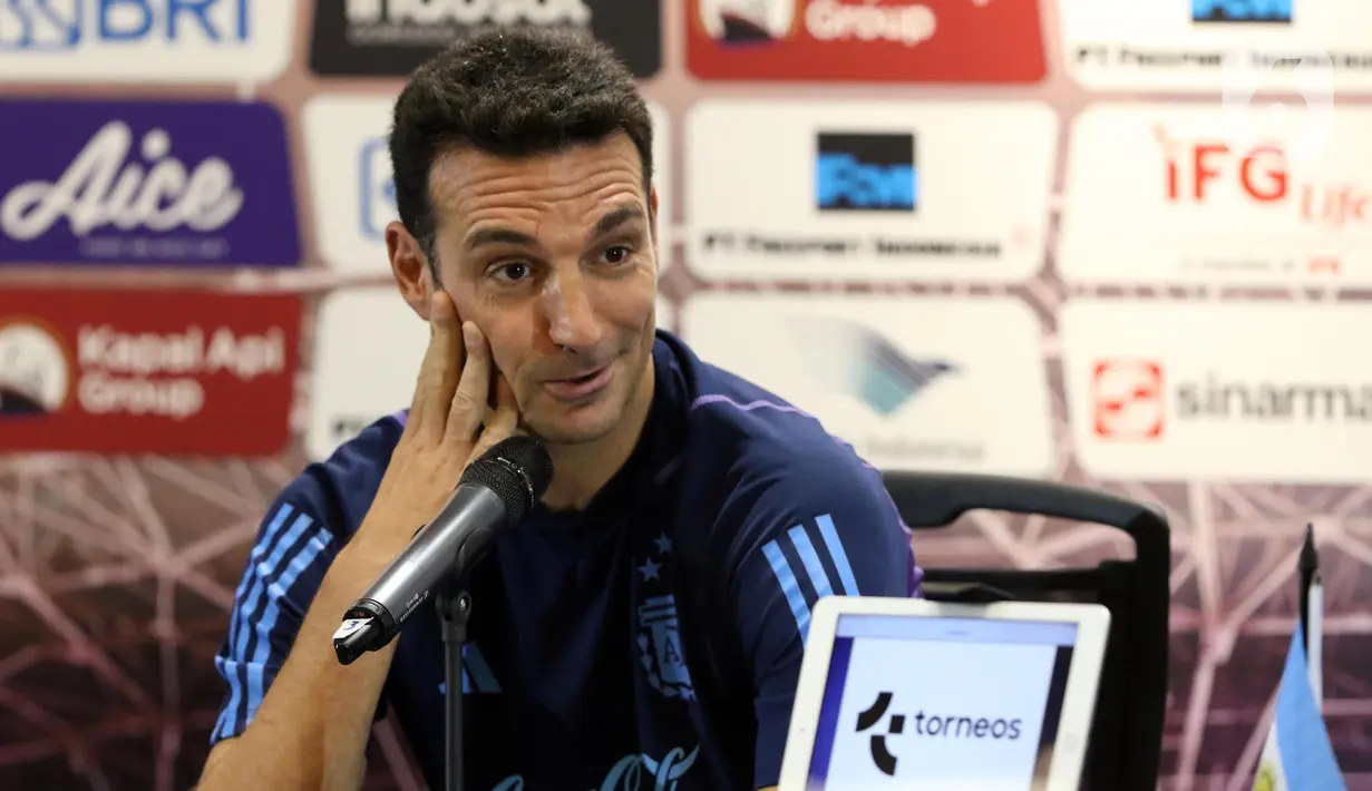 Posisi Indonesia yang bertengger di peringkat ke-149 FIFA, jauh dari Argentina yang peringkat pertama, tak dijadikan alasan. (Liputan6.com/Helmi Fithriansyah)