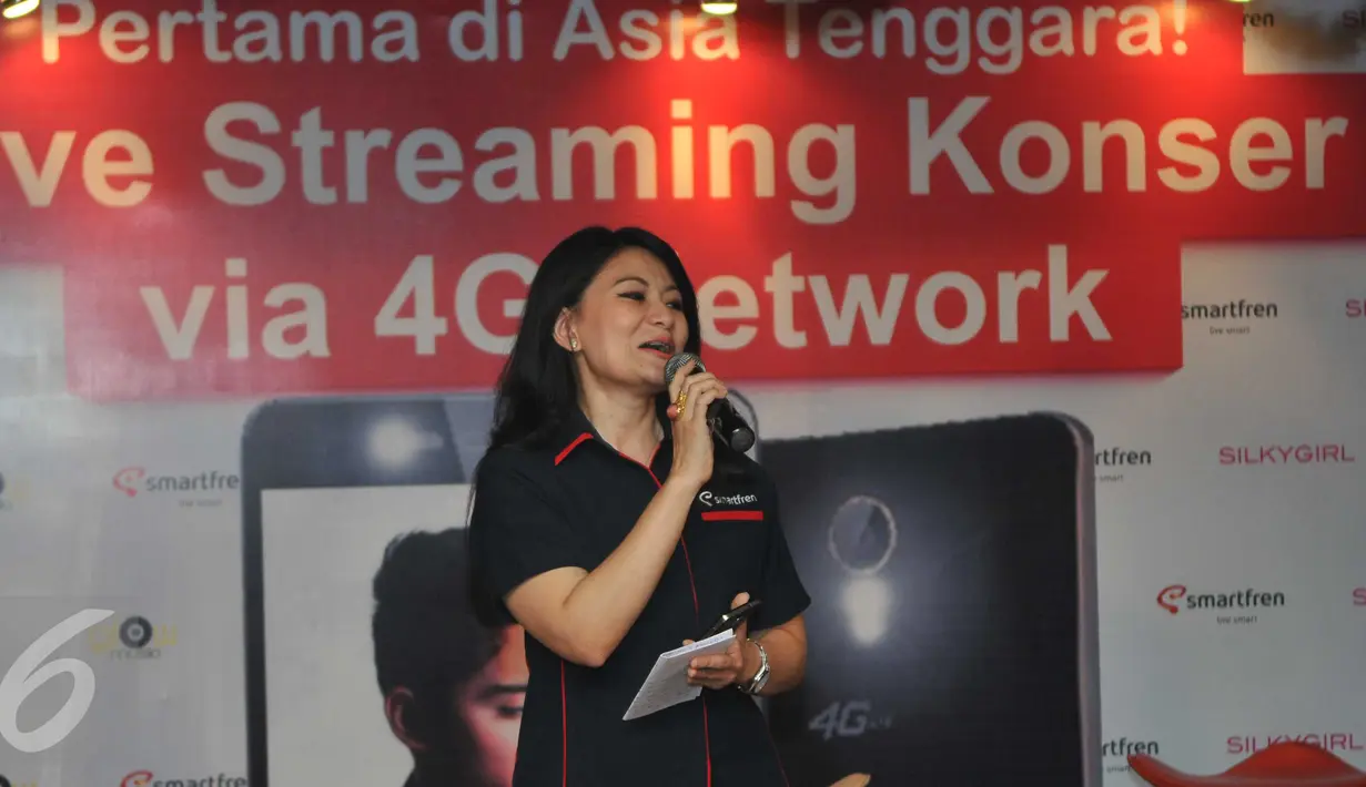 Senior Vice President Digital Services PT Smartfren Telecom, Revie Sylviana saat peluncuran online streaming iShow konser Aliando Syarief, Jakarta, Selasa (22/12/2015). (Liputan6.com/Gempur M Surya)