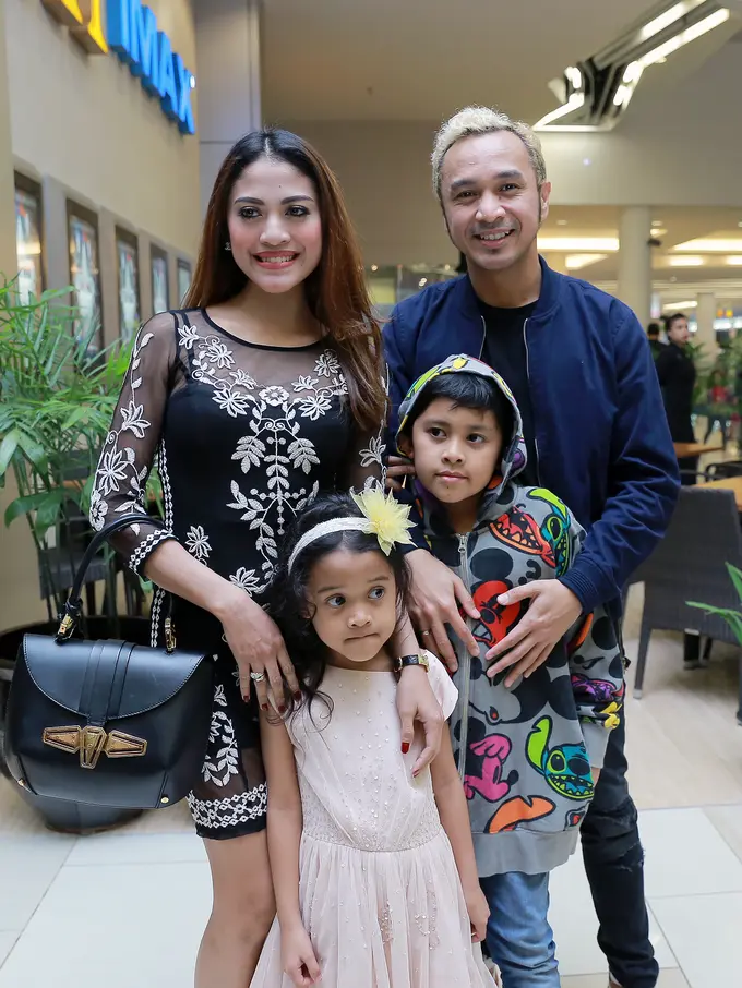 [Bintang] Giring Nidji dan keluarga