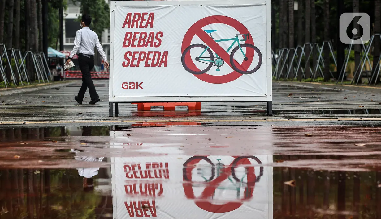 Sebuah spanduk bertuliskan “Area Bebas Sepeda” terlihat di ring road kompleks Gelora Bung Karno, Senayan, Jakarta, Jumat (6/11/2020). Manajemen GBK membatasi jumlah sepeda yang masuk ke area itu dikarenakan kebijakan Pembaharuan Tata Tertib dan Protokol Kesehatan. (Liputan6.com/Johan Tallo)