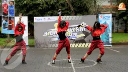Tiga penari ikut memeriahkan acara 3 on 3 Futsal Challenge Road to BPL di Universitas Gunadarma, Depok (Liputan6.com/Andrian Martinus)
