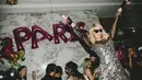 Paris Hilton merasa bahagia karena Instagram dan Snapchat belum hadir saat ia masih remaja. (instagram/parishilton)