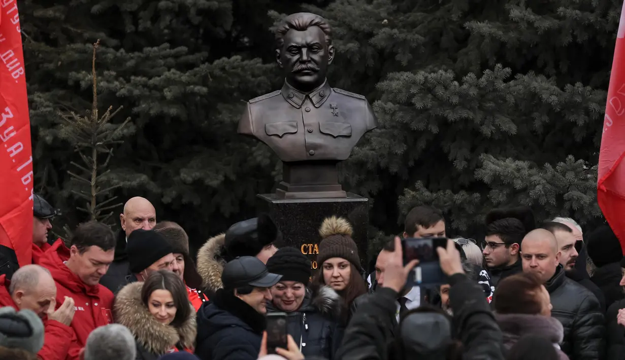 Orang-orang berfoto di depan patung pemimpin Soviet Josef Stalin dan Marsekal Uni Soviet lainnya Georgy Zhukov serta Aleksandr Vasilevsky di wilayah museum panorama "Pertempuran Stalingrad" di kota Volgograd, Rusia selatan yang dulunya dikenal dengan nama Stalingrad, Rusia, Rabu, 1 Februari 2023. Pertempuran Stalingrad dimulai pada Juli 1942 dan berlangsung selama 200 hari dengan pemboman udara, dan pertempuran dari rumah ke rumah antara Jerman di satu sisi dan tentara Soviet serta warga sipil di sisi lain. (AP Photo)