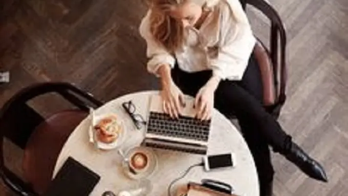 Ilustrasi cewek pekerja. (via. Pinterest)