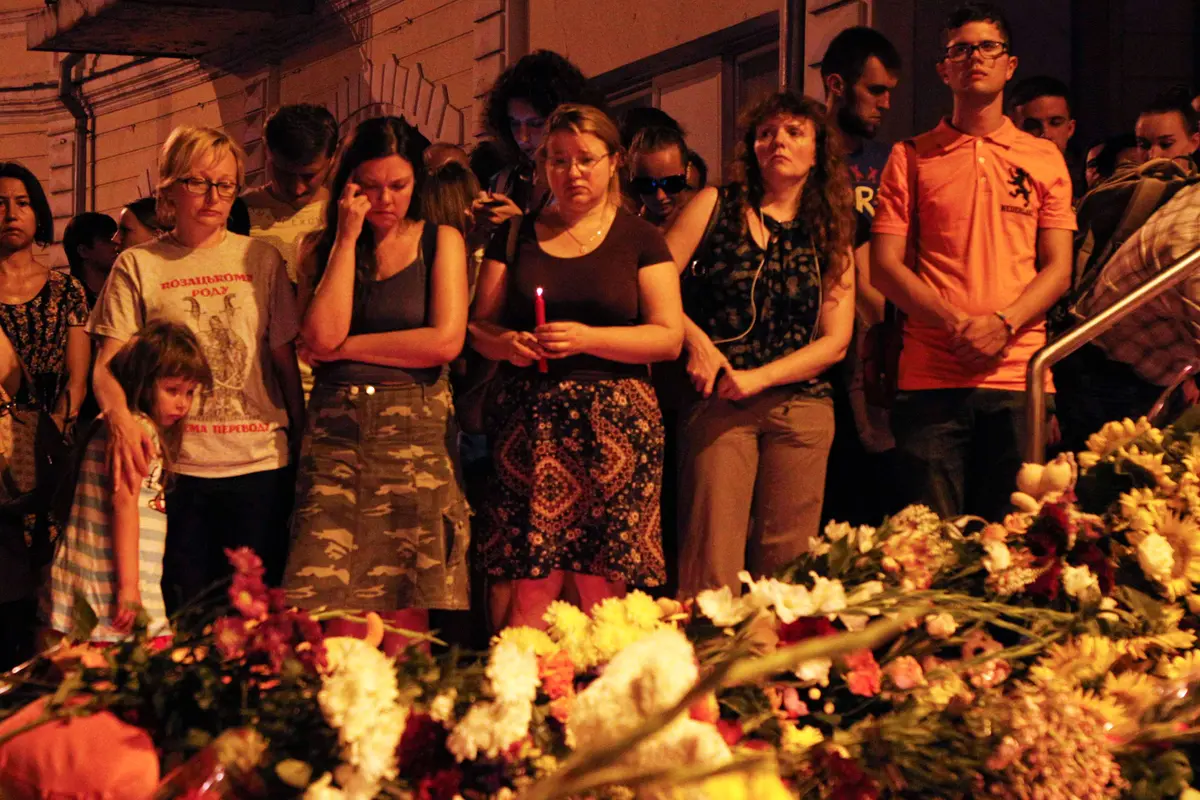 Orang-orang menyalakan lilin di kedutaan Belanda untuk korban Malaysia Airlines MH17 (REUTERS/Valentyn Ogirenko)