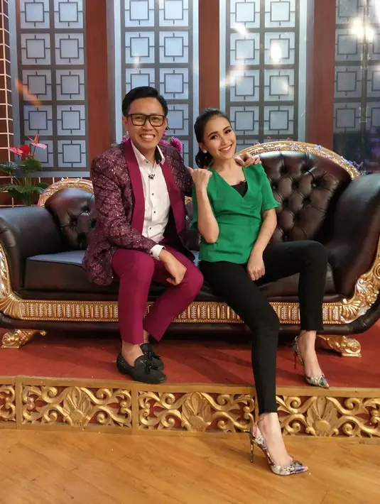 Hanya dalam hitungan jam, kolom komentar penyanyi dangdut yang melejit dari lagu Alamat Palsu itu dibanjiri warganet. 15 jam setelah diunggah, foto itu mendapatkan 8853 komentar dan disukai 351.270 warganet. (instagram/ ayutingting92)