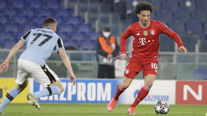 Penyerang Bayern Munchen, Leroy Sane mencoba menggiring bola melewati bek Lazio Adam Marusic dalam pertandingan leg pertama babak 16 besar Liga Champions, di Stadion Olimpico, Roma, Rabu (24/2) dini hari WIB. Bayern sukses meraih kemenangan 4-1 atas tuan rumah Lazio. (AP Photo/Gregorio Borgia)