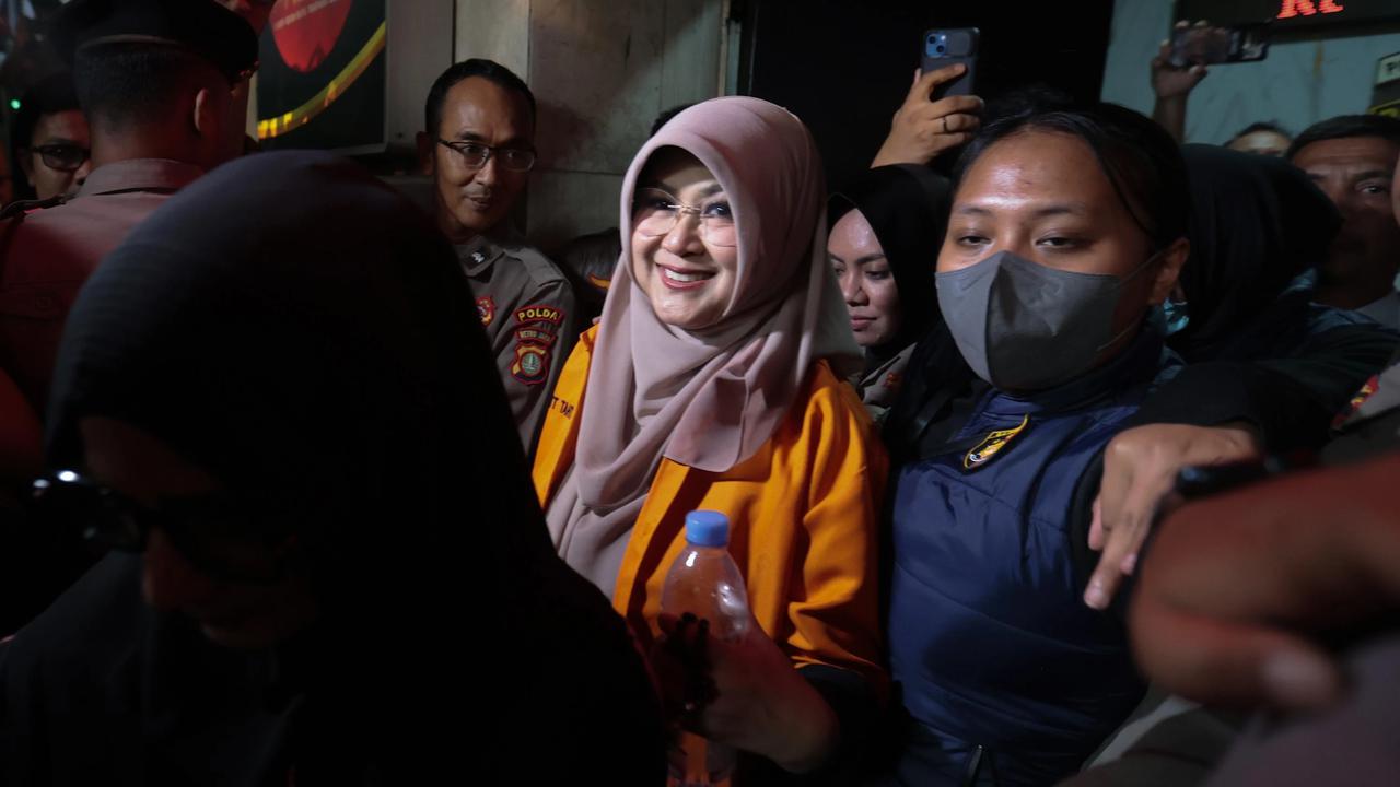 FOTO: Roy Suryo dan Dokter Tifa Dibawa ke Rumah Sakit Polri Usai Ditangkap