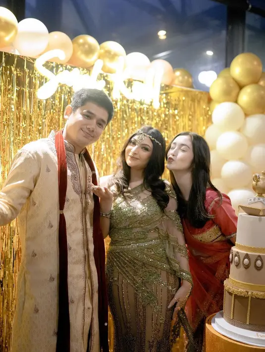 Ranty Maria, sahabat Sarah Kiehl, hadir ditemani sang kekasih mengenakan  Ghagra Choli warna fuschia. [Foto: IG/sarahkeihl].