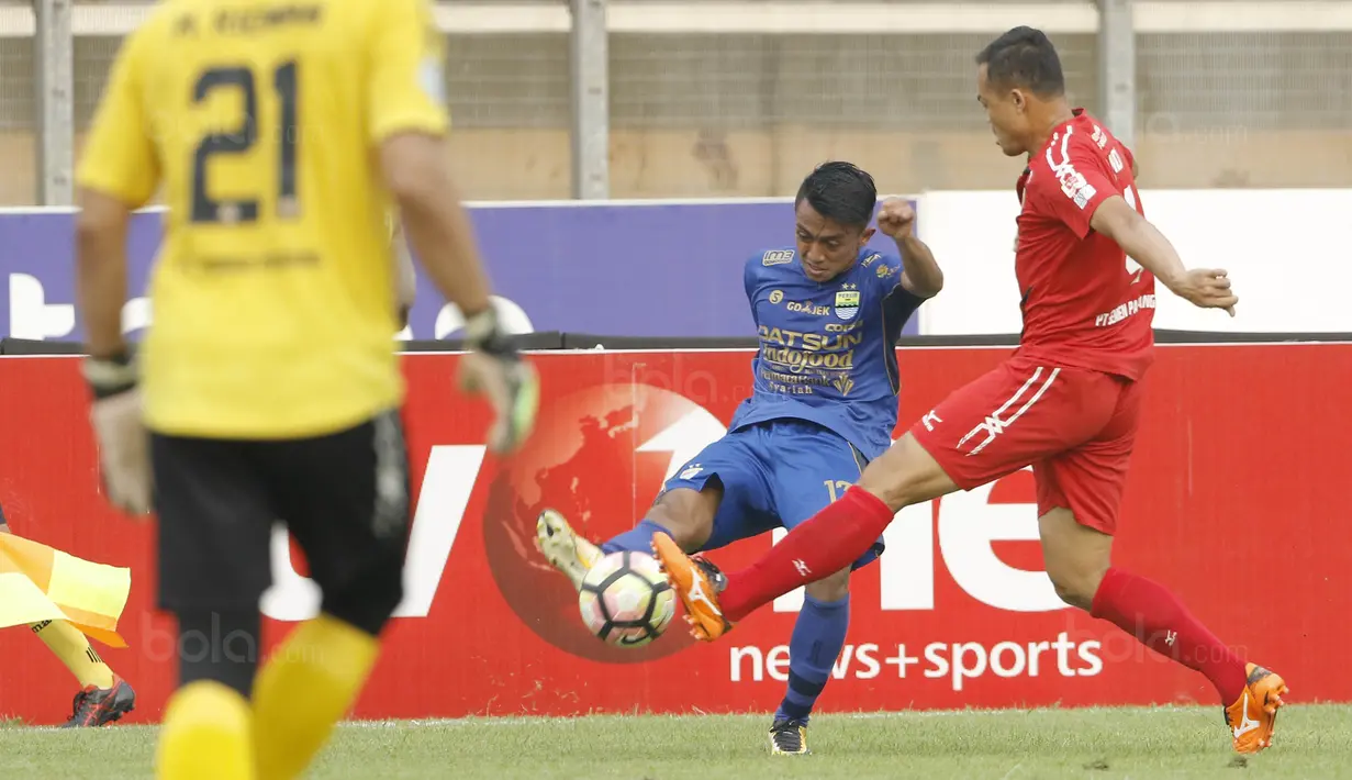 Gelandang Persib, Febri Hariyadi, melepaskan tendangan ke gawang Semen Padang pada laga Liga 1 Indonesia di Stadion Si Jalak Harupat, Bandung, Sabtu, (9/9/2017). Persib ditahan imbang 2-2 oleh Semen Padang. (Bola.com/M Iqbal Ichsan)