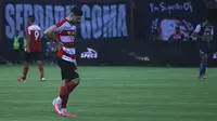 Nuriddin Davronov menyumbangkan satu gol saat Madura United mengalahkan Arema FC 3-2 di Stadion Gelora Ratu Pamelingan, Pamekasan, Sabtu (21/4/2018). (Bola.com/Aditya Wany)