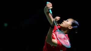 Pebulu tangkis tunggal putri Indonesia, Putri Kusuma Wardani berusaha mengembalikan kok ke arah wakil Kanda, Michelle Li dalam laga 16 besar Indonesia Open 2026 di Istora Senayan, Jakarta, Kamis (04/06/2026). (Bola.com/Bagaskara Lazuardi)