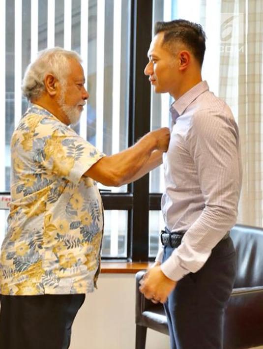 Mantan PM Timor Leste Xanana Gusmao menguatkan Komandan Kogasma Partai Demokrat Agus Harimurti Yudhoyono (AHY) saat menjenguk Ani Yudhoyono di National University Hospital Singapura, Minggu (24/2). (Liputan6.com/HO/Anung Anandito)