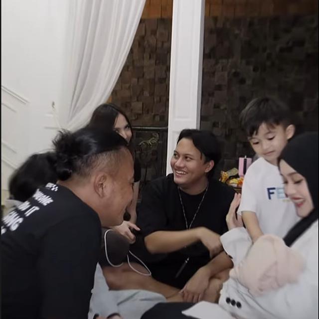 6 Potret Adzam Anak Sule Bertemu Selina, Sekalian Temu Kangen dengan Kakaknya