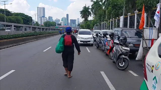 Rasja, salah seorang warga Baduy Luar yang ikut berdemo di Gedung DPR bersama massa lainnya. (Liputan6/Arief Rahman)