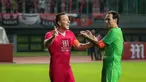 Dua eks pesepak bola kelas dunia, John Terry dan Alessandro Nesta memainkan laga ekshibisi bertajuk Star Football Challenges dalam kunjungannya ke Indonesia. Dalam laga yang digelar di Stadion Patriot Candrabhaga, Bekasi, Sabtu (12/11/2022) malam yang juga diikuti oleh para legenda Timnas dan beberapa selebritas Indonesia, Tim John Terry berhasil mengungguli Tim Alessandro Nesta dengan skor 5-3. (Bola.com/Bagaskara Lazuardi)