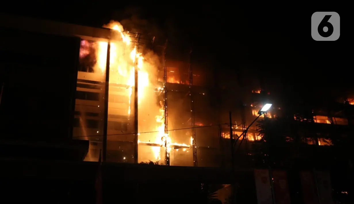 Kebakaran melanda bagian gedung di Kompleks Kejaksaan Agung Republik Indonesia, Sabtu (22/8/2020) malam. Pihak kepolisian yang ikut turun ke lokasi untuk membantu proses kelancaran pemadaman api masih belum mengetahui apa penyebab kebakaran di Kejagung. (Liputan6.com/Herman Zakharia)